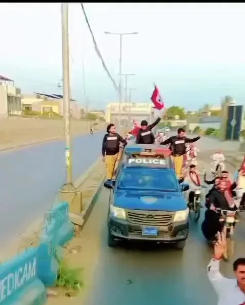 راية تنظيم محظور على مركبة لشرطة السند تثير تساؤلات أمنية