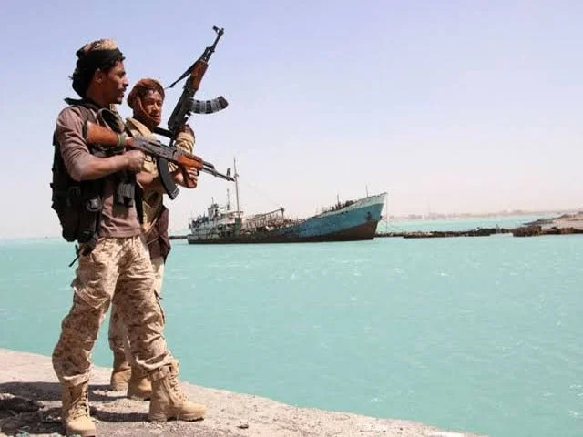 الحوثيون يعلنون استهداف ناقلة نفط سعودية في البحر الأحمر