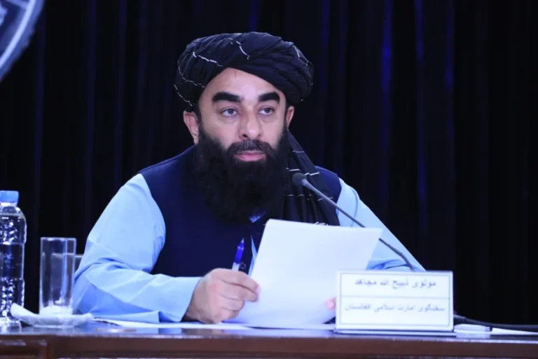 مقابلة ذبيح الله مجاهد تثير تساؤلات حول مستقبل حكم طالبان