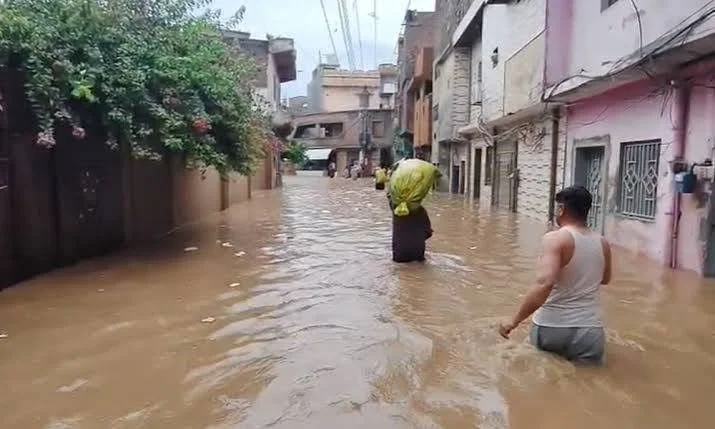 أمطار غزيرة تضرب راولبندي وإسلام آباد وارتفاع مياه نهر لي