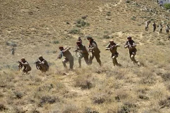 بدخشان.. فيديو متداول يظهر طالبان تضبط أسلحة من مقاتلين موالين لجمعه خان