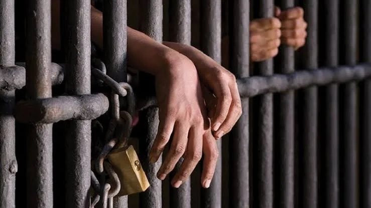 ثلاثة سجناء في أديالہ يطلبون العلاج في مستشفيات خاصة والتواصل مع أسرهم