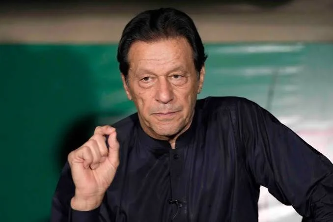 طلب علاج عمران خان في مستشفى خاص يثير جدلاً حول المساواة