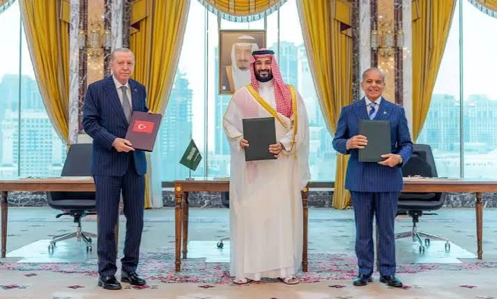 اجتماع دفاعي بين باكستان وتركيا والسعودية في إسطنبول لتفعيل معاهدة مكة اجتماع دفاعي بين باكستان وتركيا والسعودية في إسطنبول لتفعيل معاهدة مكة