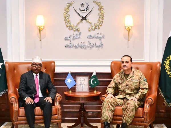 باكستان والصومال تتفقان على تعزيز التعاون الدفاعي ومواجهة التحديات الأمنية