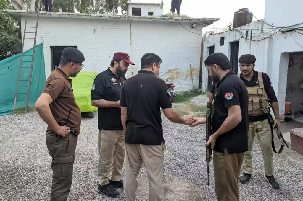 هجوم بقنبلة يدوية على نقطة تفتيش في بيشاور وإصابة 7 أشخاص