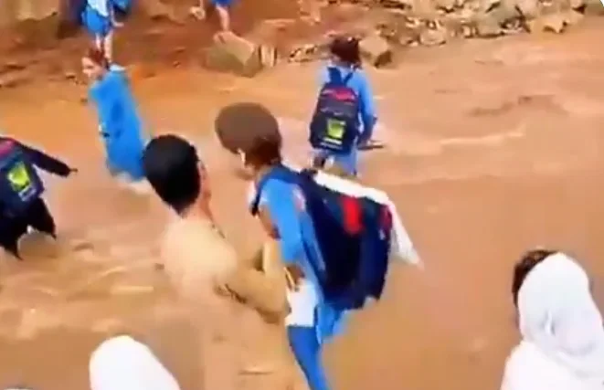 طالبات في صوابي يعبرن مجرى مائياً للوصول إلى المدرسة