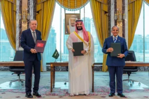 ممثلون رفيعو المستوى من الدول الأعضاء في اتفاقية مكة للدفاع المشترك—بمن فيهم الفيلد مارشال عاصم منير يلتقون بمسؤولين إيرانيين في طهران